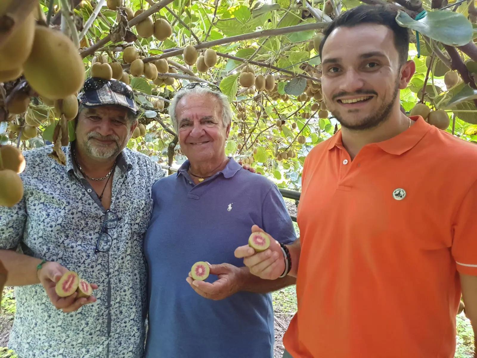 Sylvain Colleville, directeur commercial chez Peruzzo, Antonio Ruffo, directeur général de Fruitgrowing Equipment & Service, Tony Saglietto, directeur de Peruzzo.